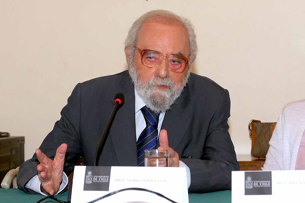 Imagen de marzo de 2019, cuando el profesor Mario Verdugo participó en la presentación del libro "Una nueva Constitución para Chile".