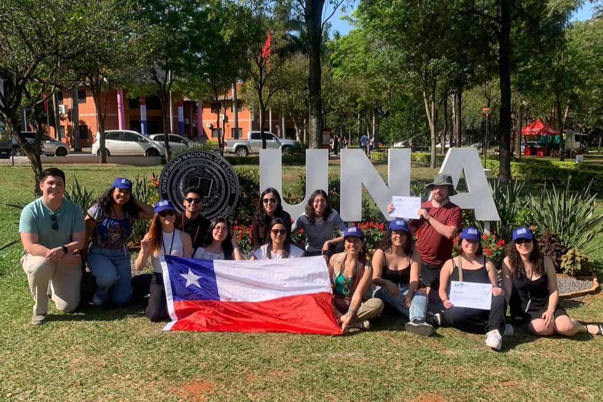 La delegación de la Universidad de Chile en las Jornadas de Jóvenes Investigadores en Paraguay estuvo conformada por 14 estudiantes.