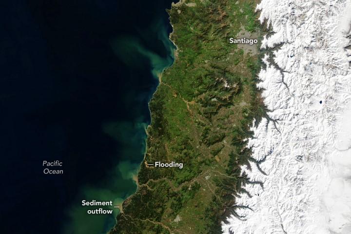 Columnas de sedimento transportadas por los ríos hacia el océano Pacífico (imagen obtenida por el satélite Aqua de la NASA).