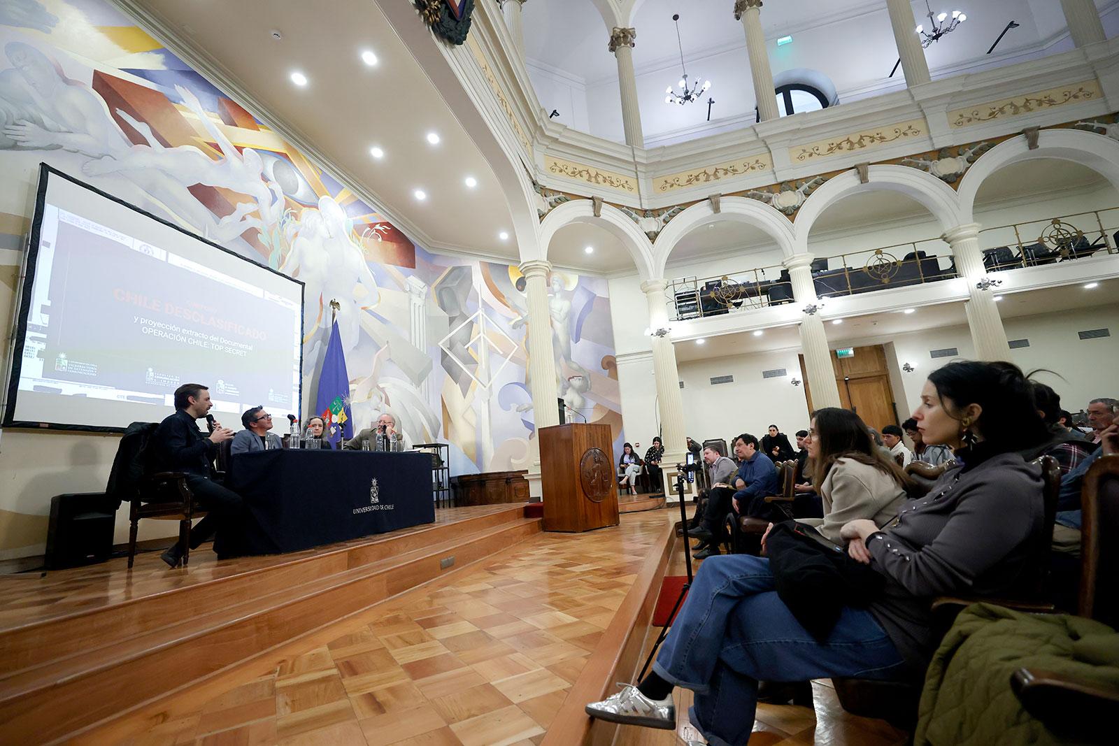 El seminario dictado por Kornbluh proporcionó una evaluación educativa detallada sobre qué documentación estadounidense existe sobre Chile.