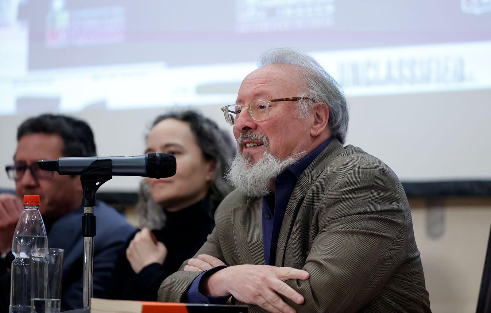 "Este cierre de seminario ha sido una manera muy linda para los estudiantes de conocer qué significa ser archivista/activista", explicó Kornbluh.