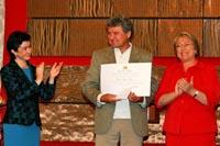 Hiranio Chávez, académico del Departamento de Teatro, recibió de manos de la Presidenta de la República el galardón por su aporte al desarrollo y consolidación de la identidad musical chilena. 