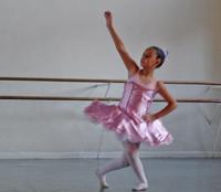 Dentro de la variada gama de posibilidades de acercamiento a la danza que ofrecen estos cursos, está la iniciación al ballet para niños.