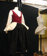 Los nueve trajes surgidos de la investigación "Origen y estereotipo del traje de la mujer campesina del valle central de Chile" tendrán una nueva exhibición a partir del 6 de agosto.