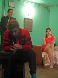 Daniel Alcaíno, María Paz Grandjean y Nicolás Pavez dan vida a tres personajes que, insertos en las condicionantes sociales que los limitan, intentan sobrevivir en la precariedad.