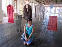 Natalia Urnía, egresada de la Facultad de Artes, obtuvo el 2° lugar en el Salón Arte Textil Reciclaje de la VI Bienal Internacional de Arte Textil Contemporáneo con la obra "Dejar espacio al aire".