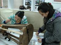 Alumnas de la U de Chile restaurando la Virgen de Bucalemu en Taller de Las Encinas.