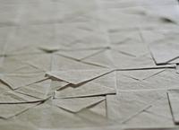 "Pliegues" es el nombre de la muestra organizada al alero del Taller de Arte Textil del Depto. de Artes Visuales. En la imagen, la propuesta de María José Mendoza.