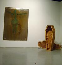 La muestra reúne 26 pinturas realizadas en técnicas mixtas sobre diversos soportes y dos obras tridimensionales que corresponden a un colchón en desuso y a un ataúd construido a medida del artista.