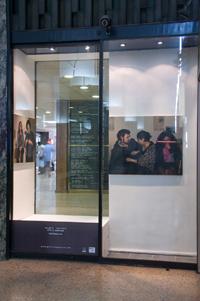 En Galería Temporal, espacio expositivo transitorio que se ubica en una vitrina de la galería comercial Alessandri, se exhibe "Inauguración" de la egresada de Artes Plásticas, Ofelia Andrades.