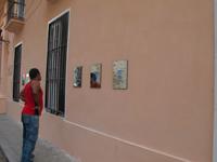 En la fachada de la Calle San Ignacio del Centro Wifredo Lam, frente a la catedral de La Habana, Nury González instaló la obra "La huella del otro".