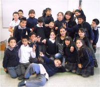 Tanya Maluenda junto a los niños de 4° año básico del Liceo de Pelluhue que participaron en "Imaginarios de un suceso".