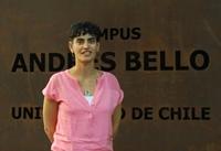 Profesora Constanza Acuña, del Departamento de Teoría de las Artes de la Facultad de Artes.
