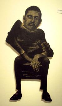 Ocho piezas xilográficas en que aparecen personas con distintas deformaciones conforman la exposición de Gabriel Ávila.