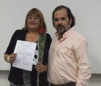 Nancy Coromer, auxiliar de la sede Alfonso Letelier Llona de la Facultad de Artes acompañada del Vicedecano, profesor Jorge Gaete. 