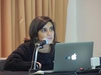 Claudia González, co-organizadora del seminario y expositora de la mesa "Materialidades, lenguajes y soportes electrónicos"