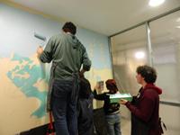 Alrededor de quince estudiantes de la Licenciatura en Artes Plástica dieron forma a este mural que se ubica al interior del Hospital de niños Dr. Luis Calvo Mackenna.