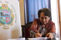 Decana de la Facultad de Artes, Prof. Clara Luz Cárdenas firmando un Convenio de Cooperación con la I. Municipalidad de Punta Arenas en noviembre de 2012.