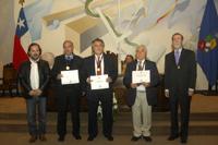Funcionarios premiados con la "Medalla 40 años de servicio" junto al rector Víctor Pérez