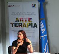 Dra. Javiera Hauser, presentando la ponencia: Arteterapia con Enfoque de Género en Mujeres Víctimas de Violencia Machista.