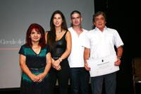 Parte del elenco del montaje "Ánimas de día claro" en compañía del director del Teatro Nacional Chileno, Raúl Osorio. 