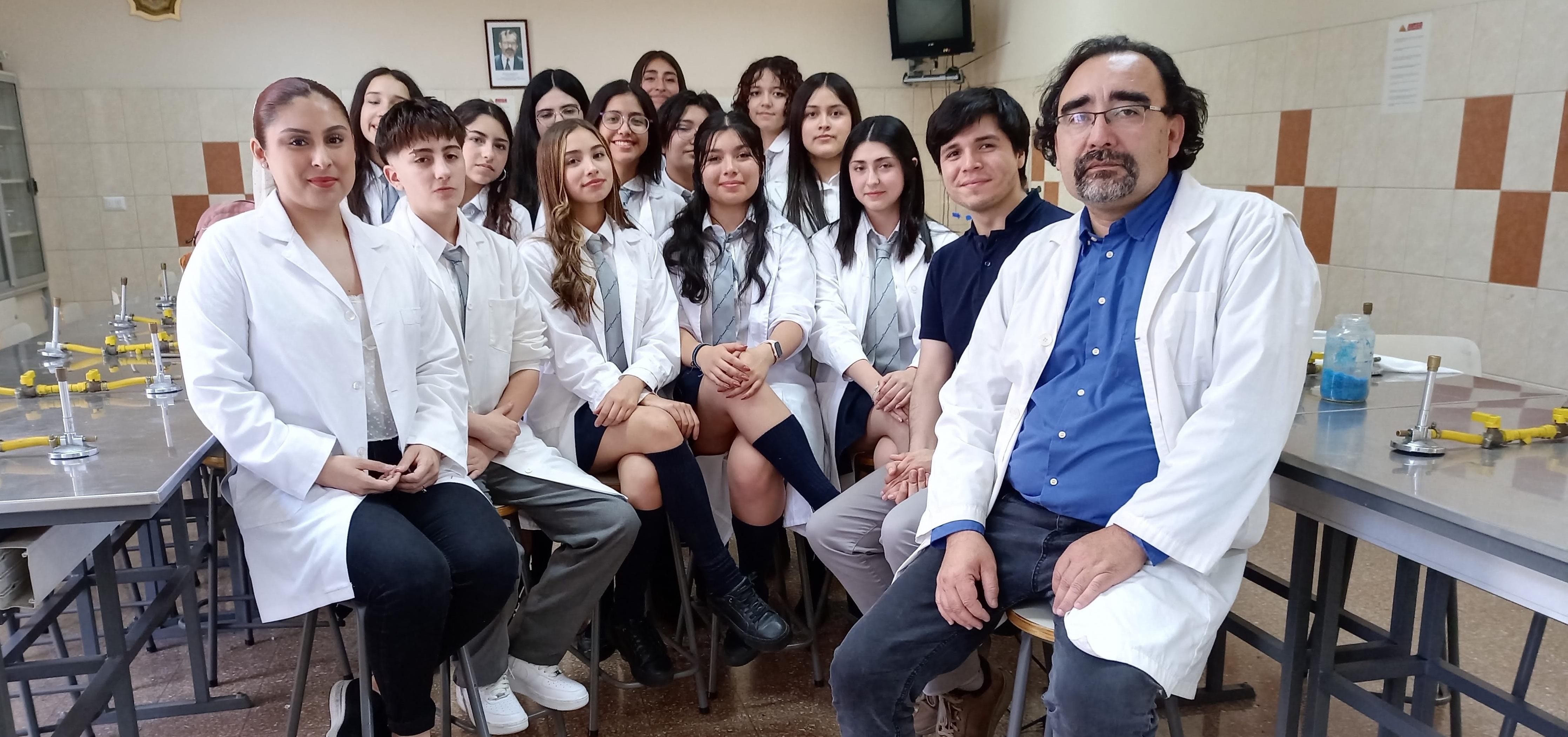 Profesor Galdamez con alumnas