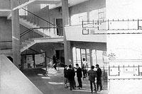 "Hall Central Facultad de Arquitectura Avenida Pedro Aguirre Nº6655" (1958) Fotografìa: Laboratorio Fotográfico F.A.U En:"Boletìn de la Facultad de Arquitectura y Urbanismo de la Universidad de Chile"