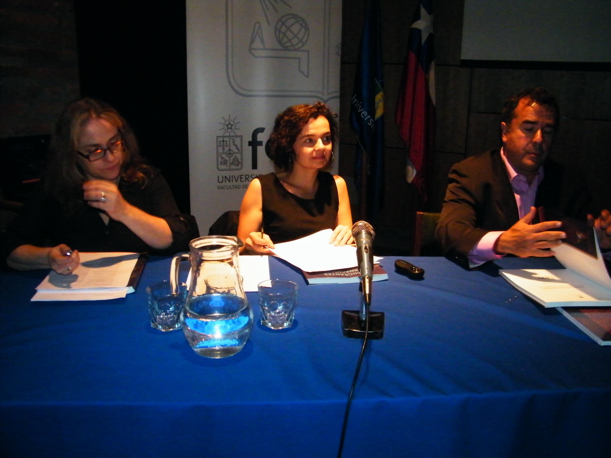 Emanuelle Barozet, Claudia Bustos y Camilo Arriagada en presentación