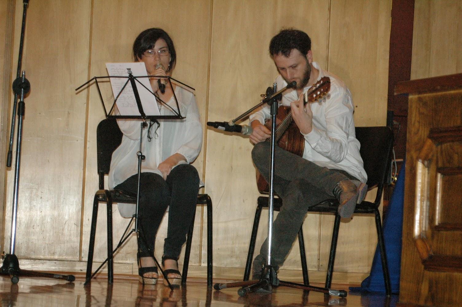Andrea y Patricio Nuño ofreciendo intermedio musical.