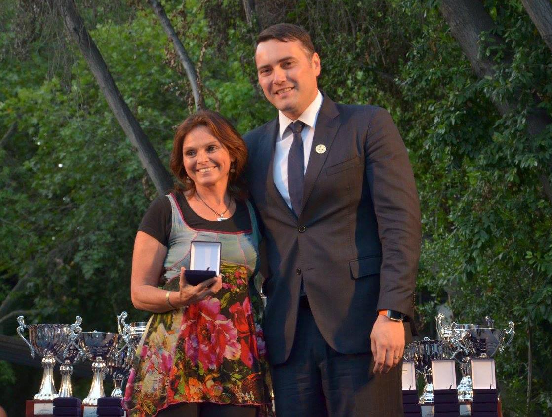 Mariana Morgado recibiendo premio Espíritu Deporte Azul a la mejor coordinadora de Deportes