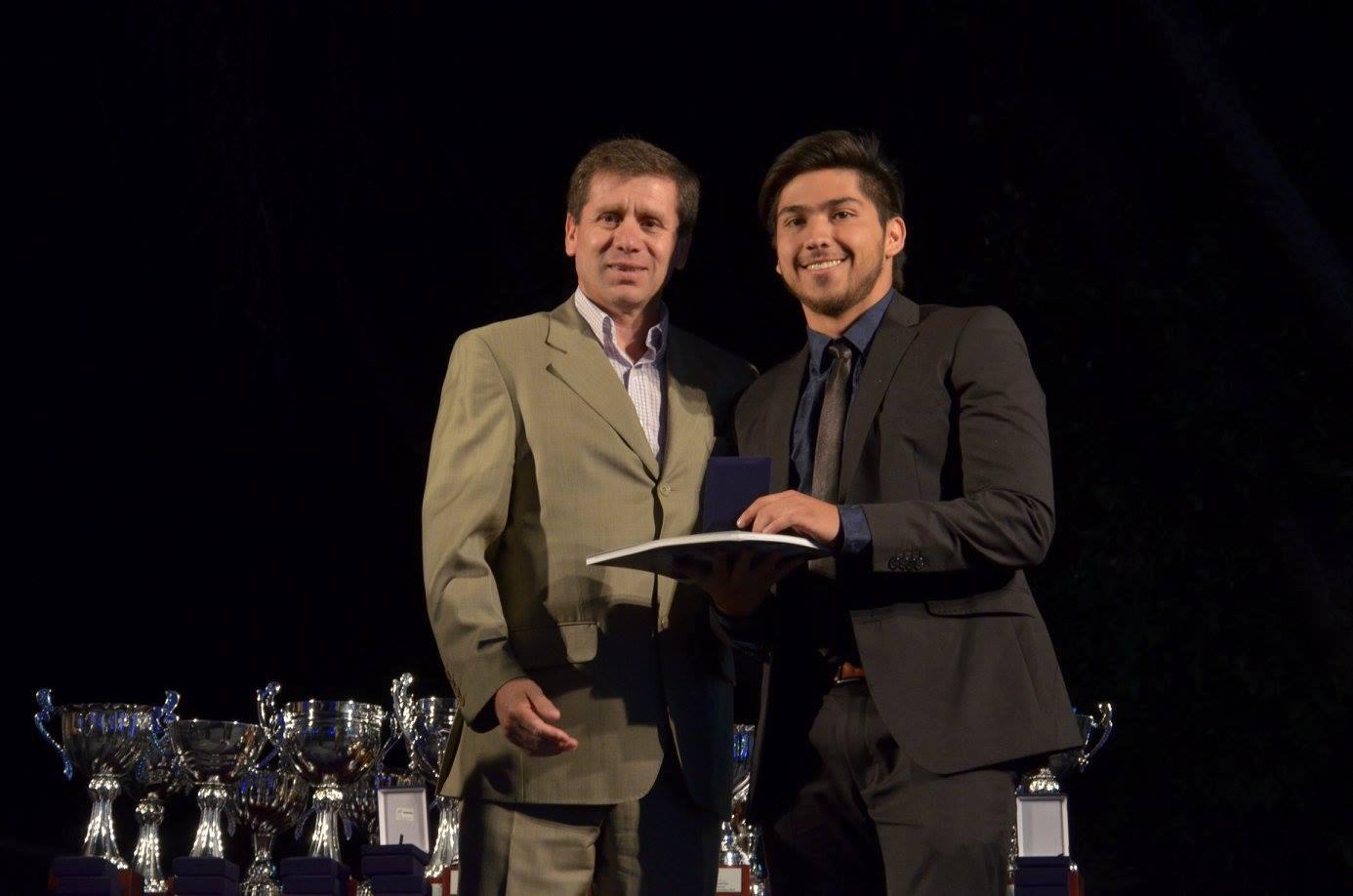 Fabián Flores recibiendo premio al mejor estudiante por rama deportiva en balónmano.