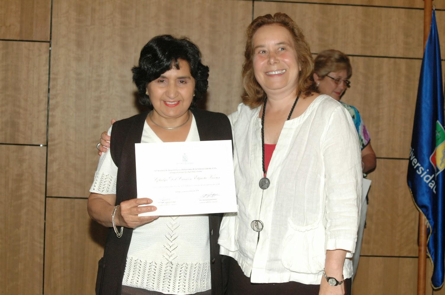 Gladys Elgueta siendo reconocida por la Decana Marcela Pizzi, por sus 40 años de trabajo en la FAU el 2014