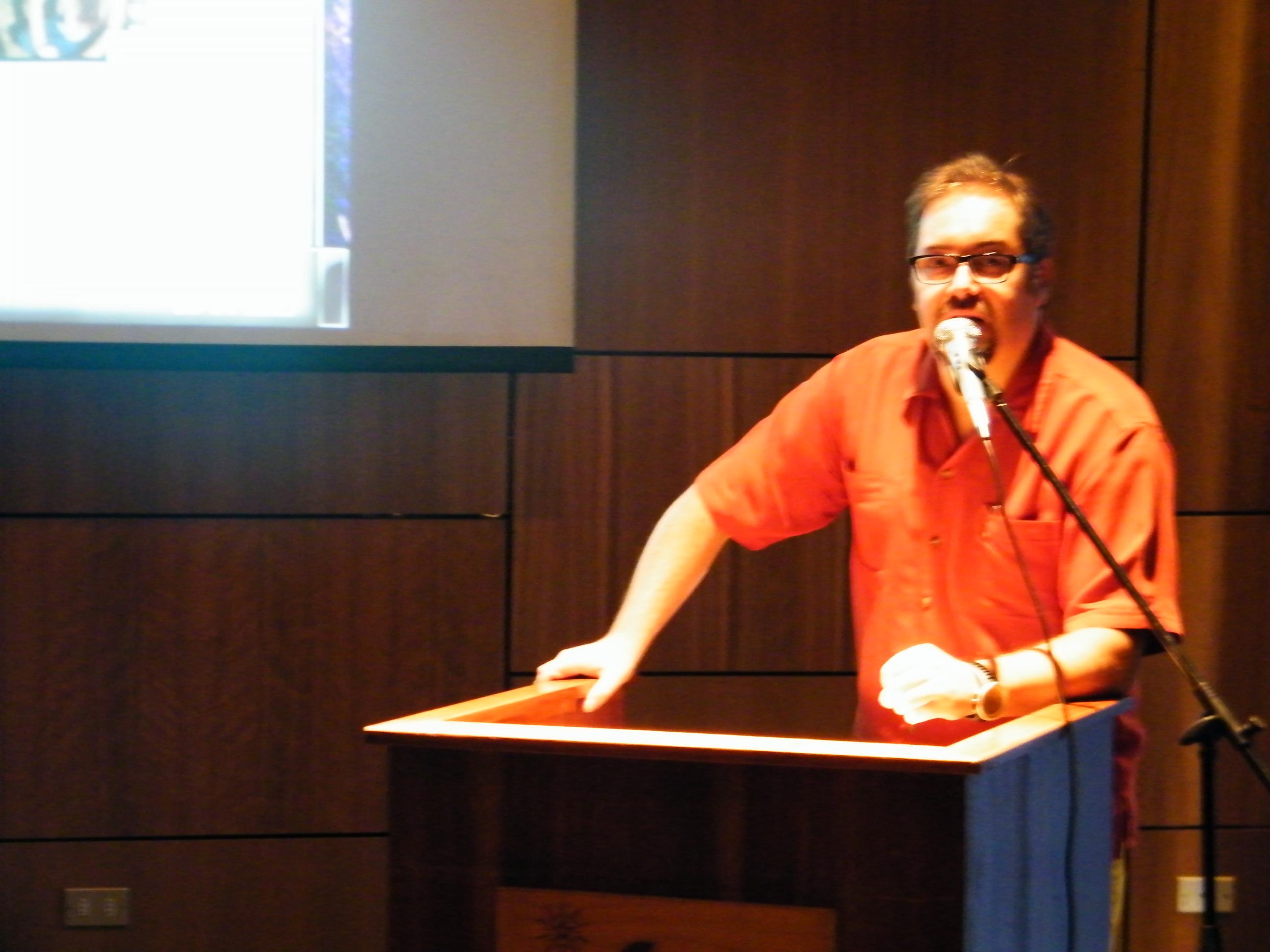Profesor Mauricio Tapia en presentación de los proyectos