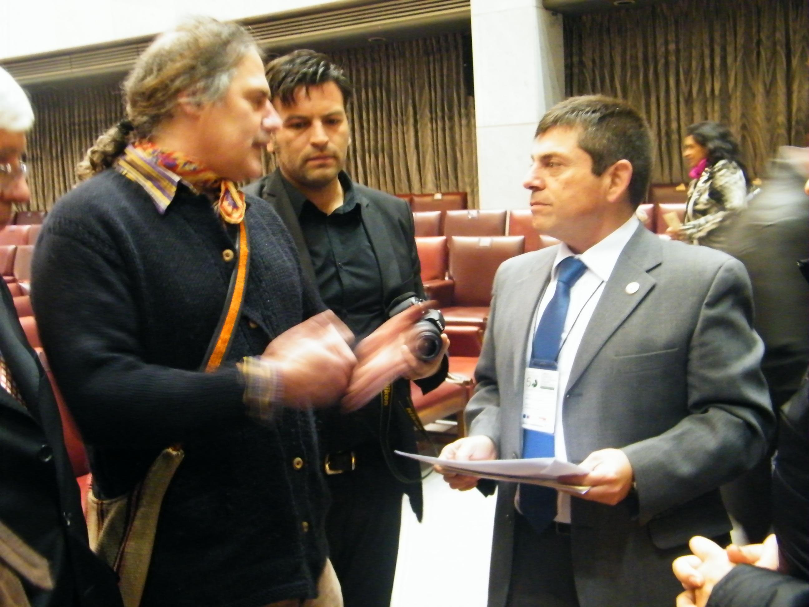 Gonzalo Ilabaca entrega carta a representantes ICOMOS.