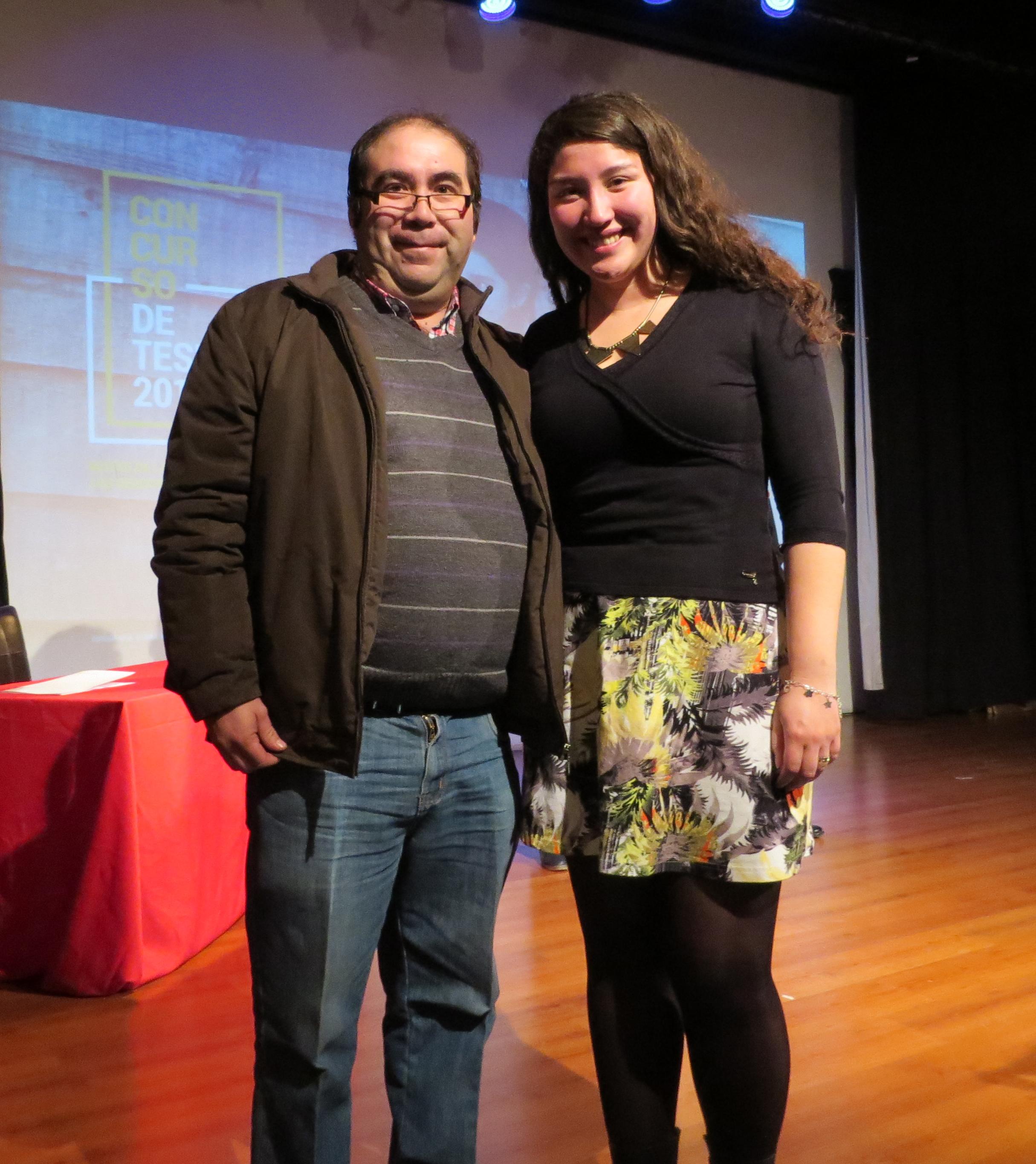 Profesor guía José Marcelo Bravo junto a Abigail Ureta participando de la premiación en el Museo de la Memoria.