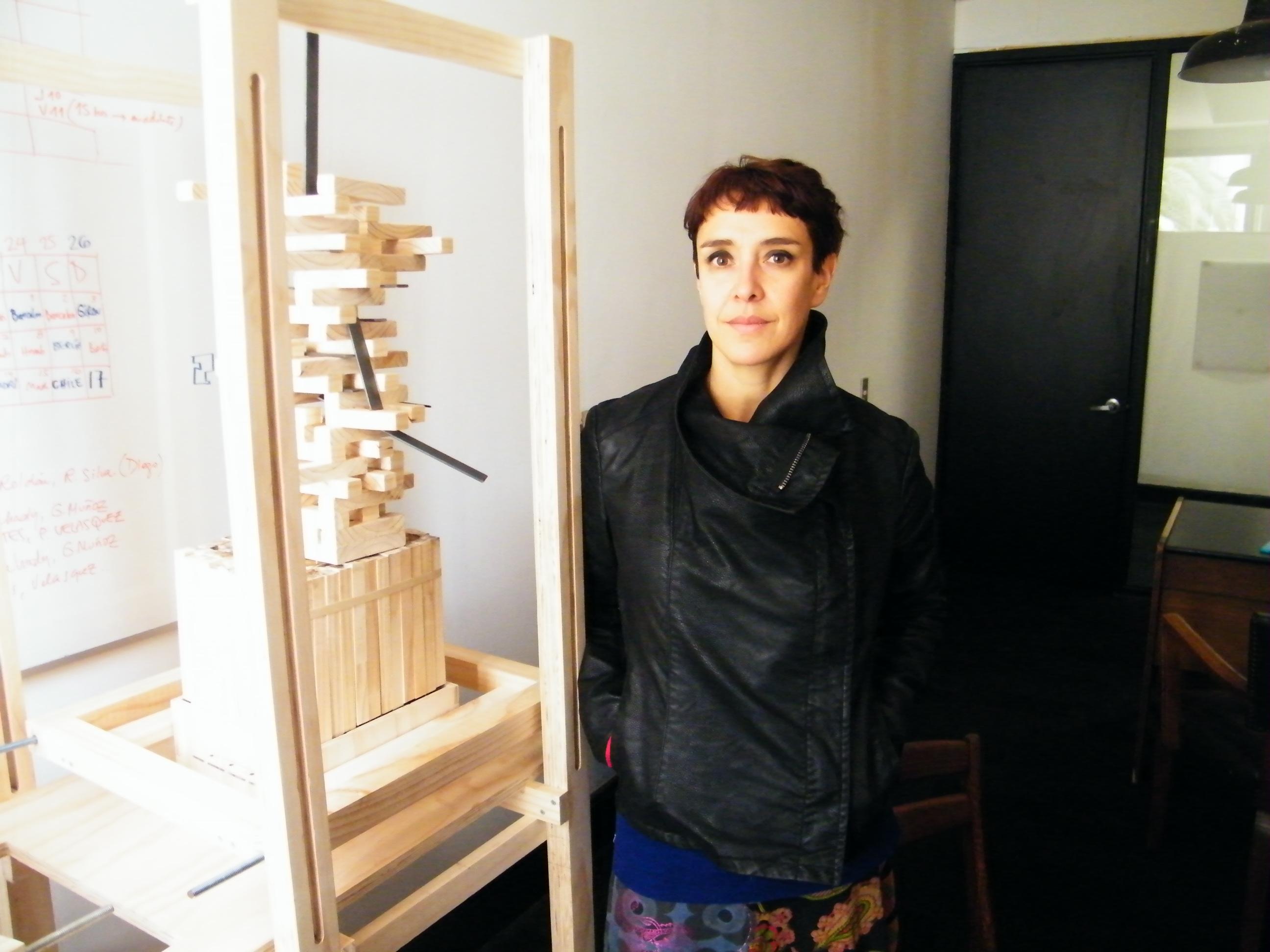 Cecilia Wolff junto a una de las máquinas que componen la muestra "Paracrafting".