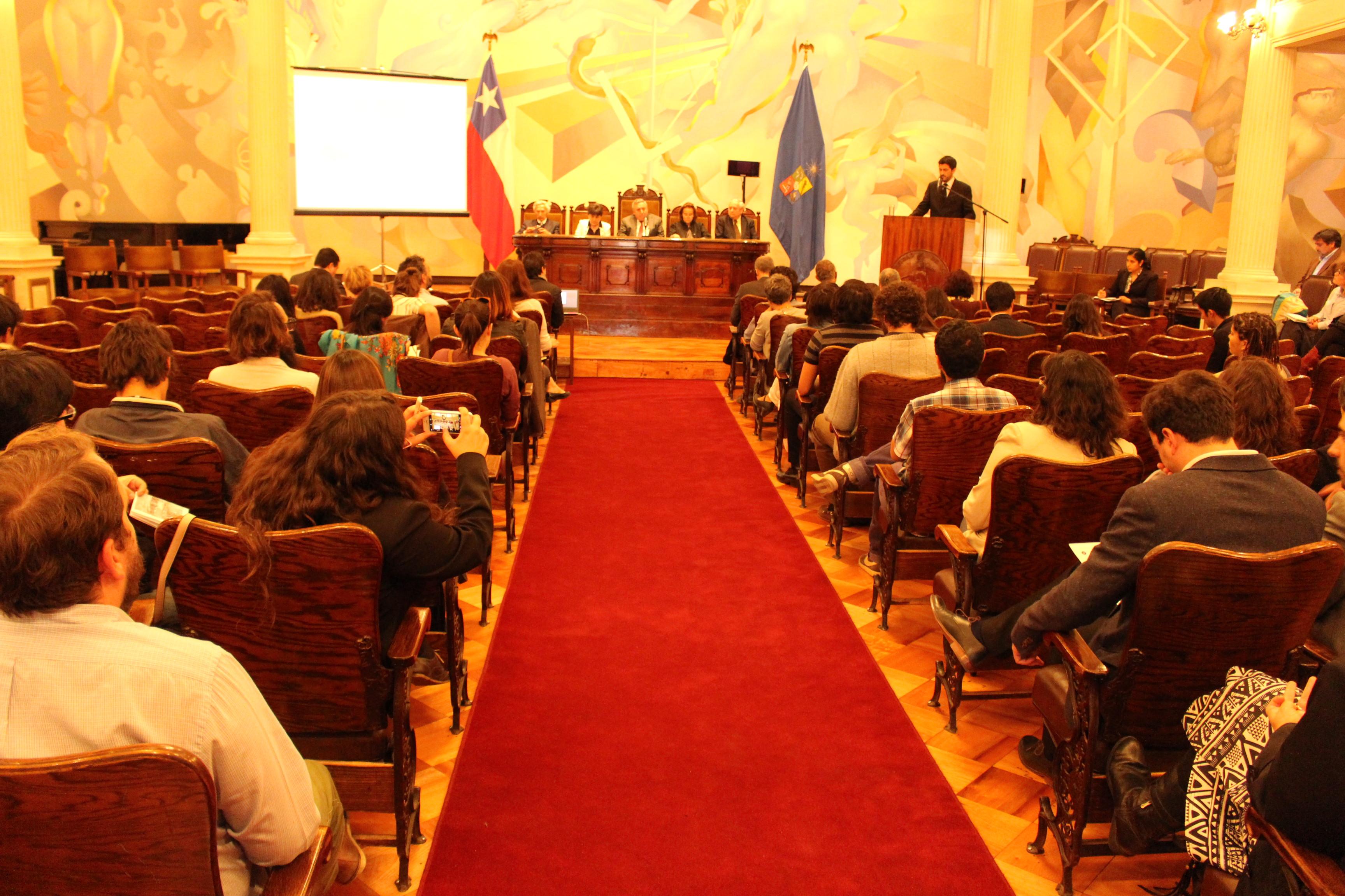 Académicos nacionales e internacionales se dieron cita en el Salón de Honor de la Casa Central de la Universidad.