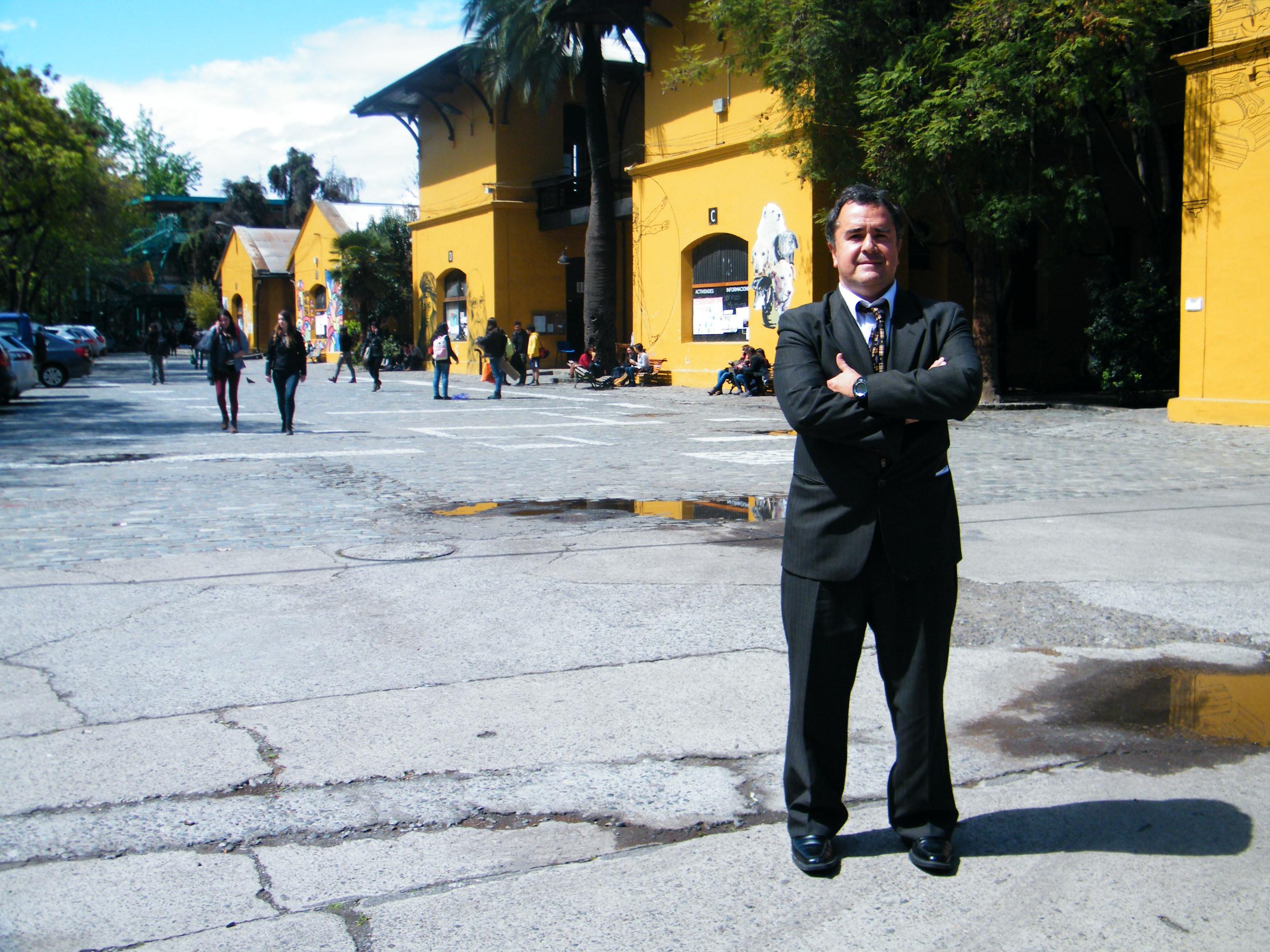 Profesor Camilo Arriagada.
