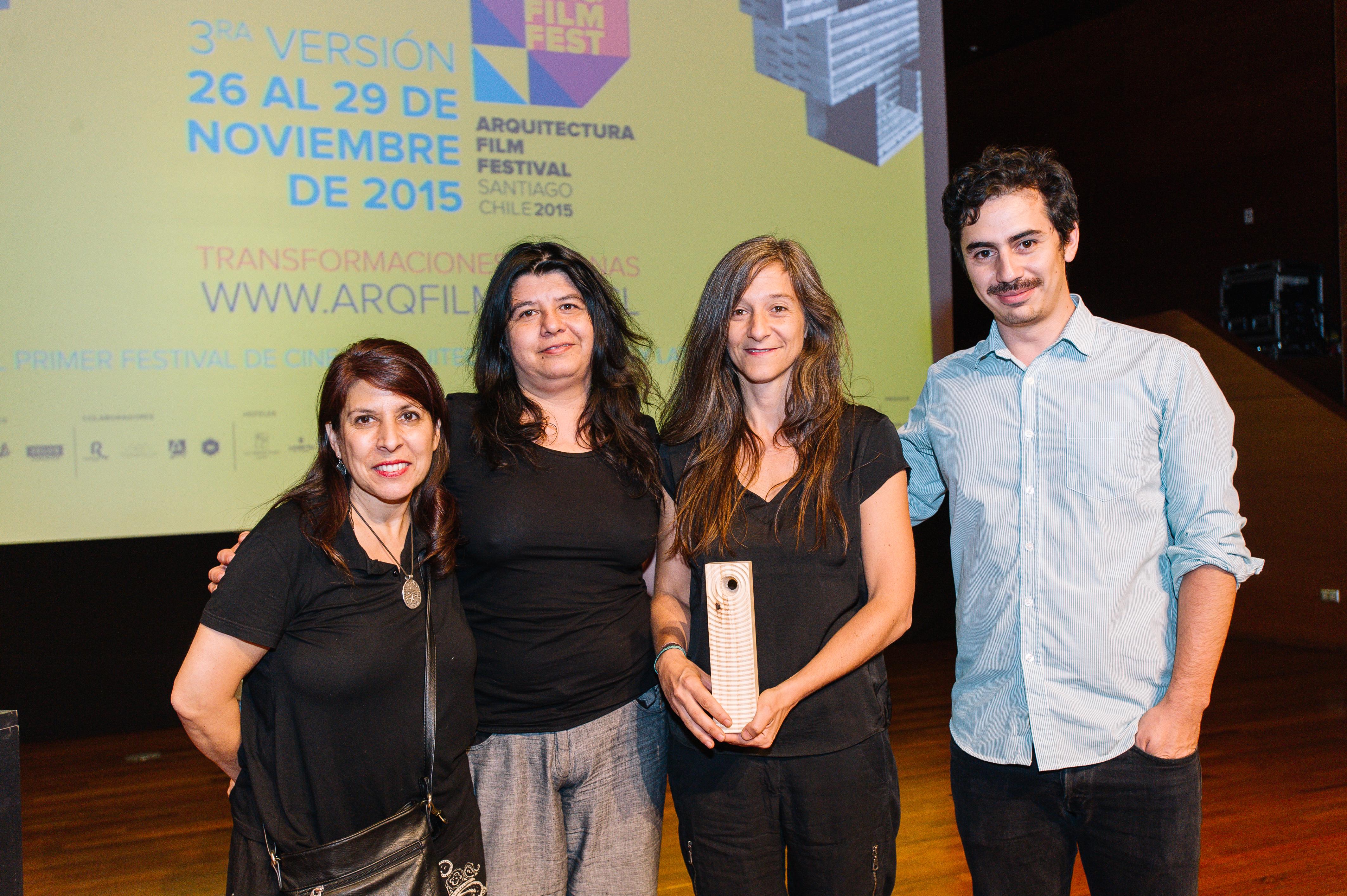 Profesor Urrutia junto al equipo del documental ganador "74 m2".