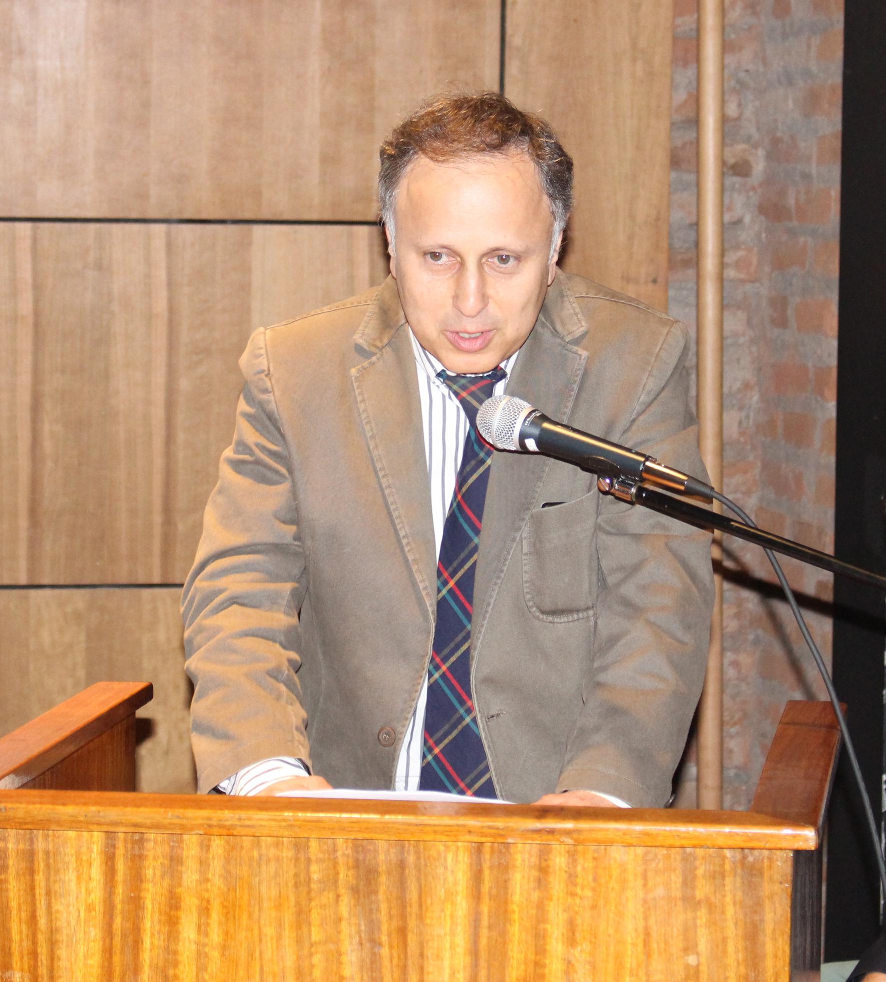 Profesor Constantino Mawromatis, editor del libro.