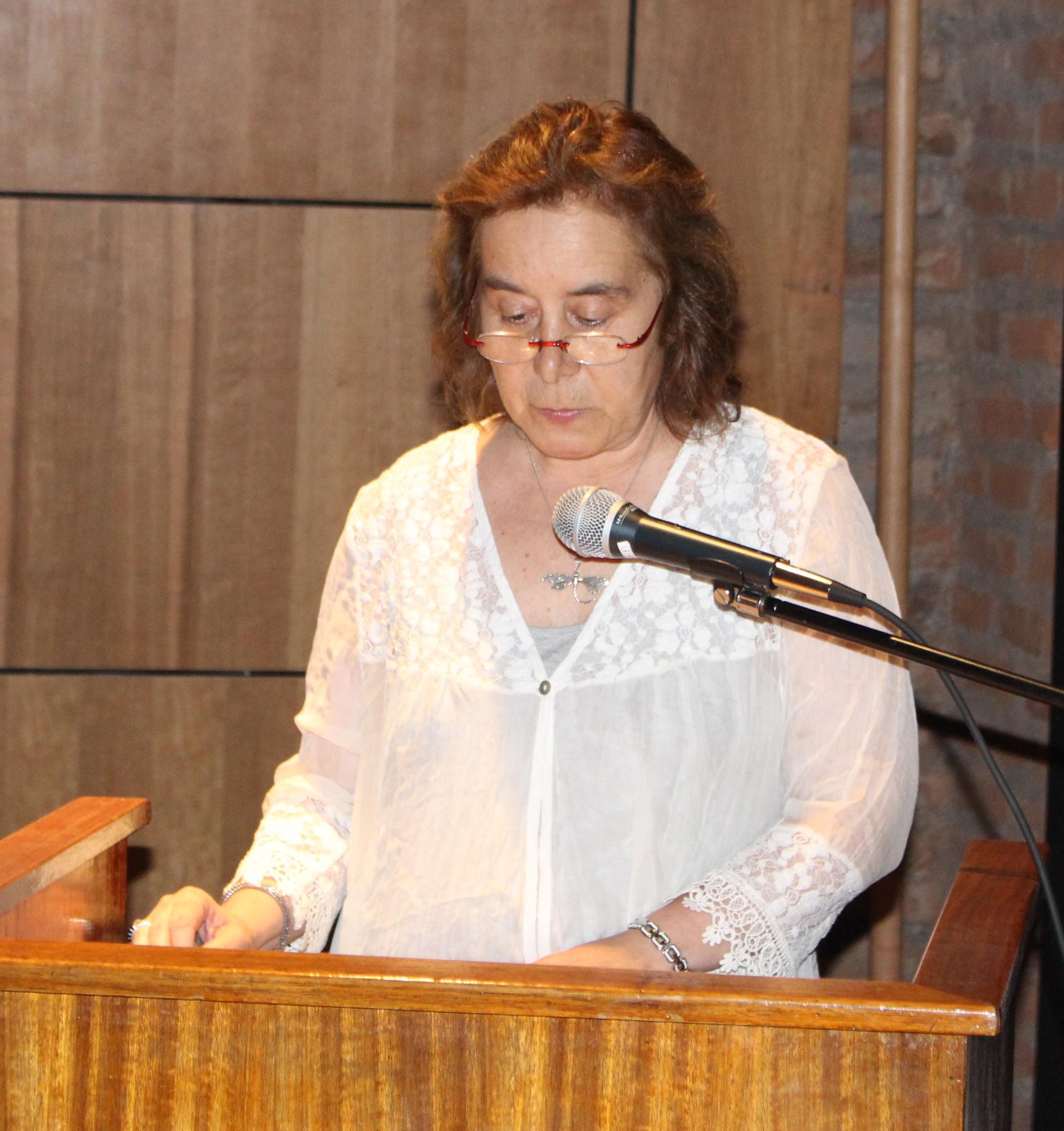Decana Marcela Pizzi en el discurso inaugural del lanzamiento.