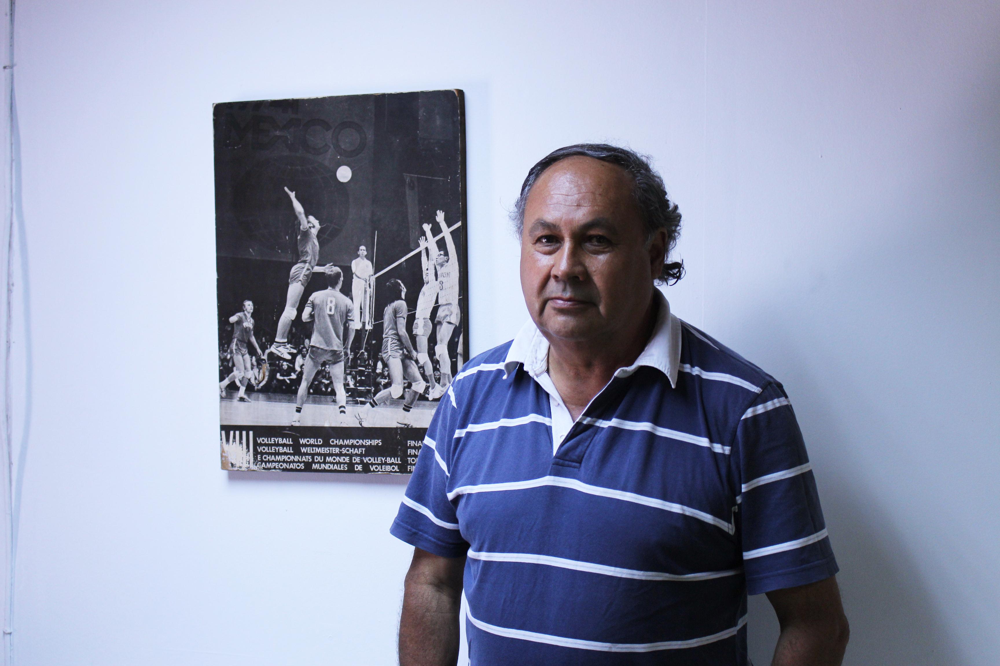 Óscar Cisternas, profesor coordinador de la rama de volleyball.