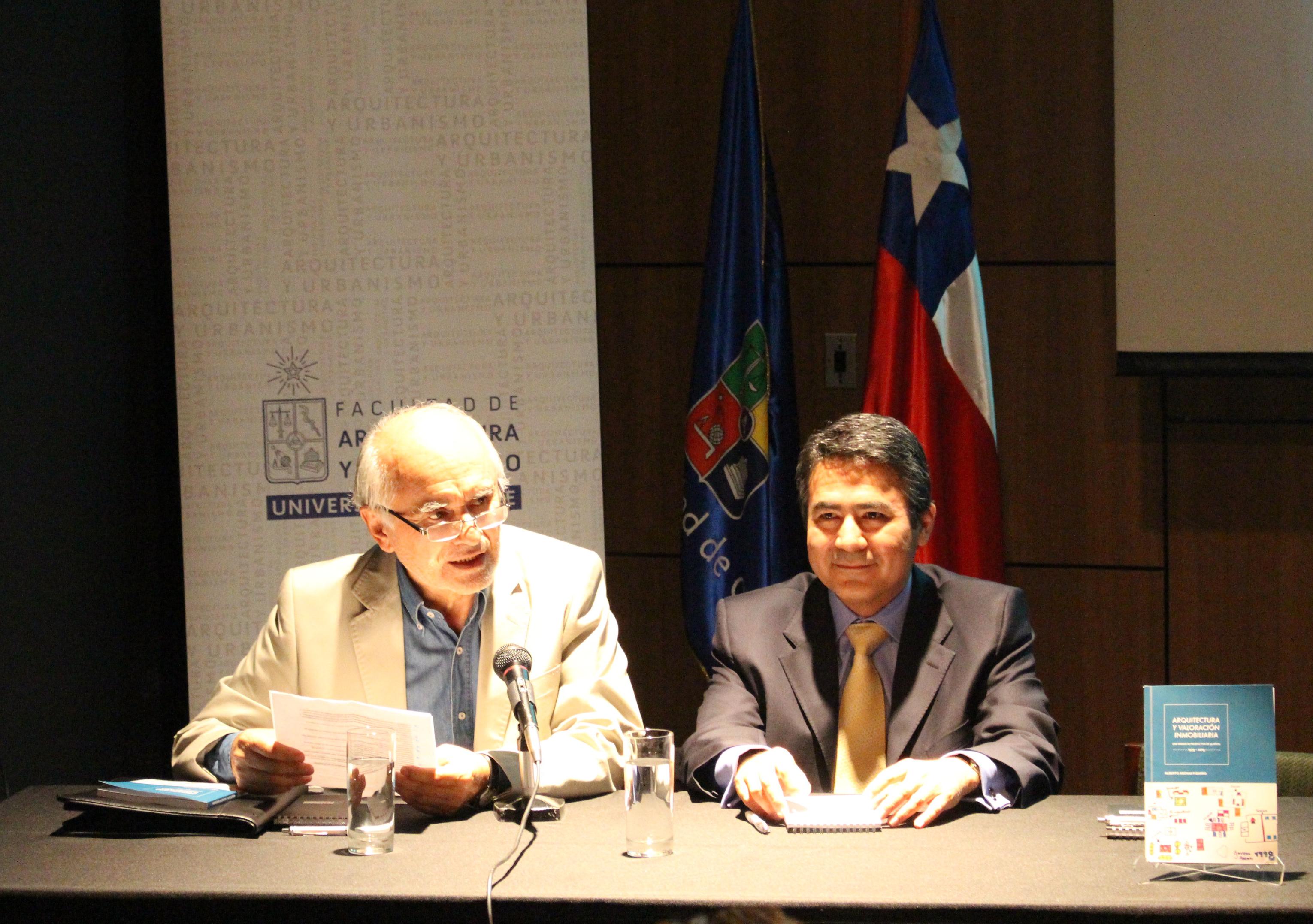 Profesores Alejandro Abarzúa y Teodosio Cayo comentaron el libro de Alberto Arenas.