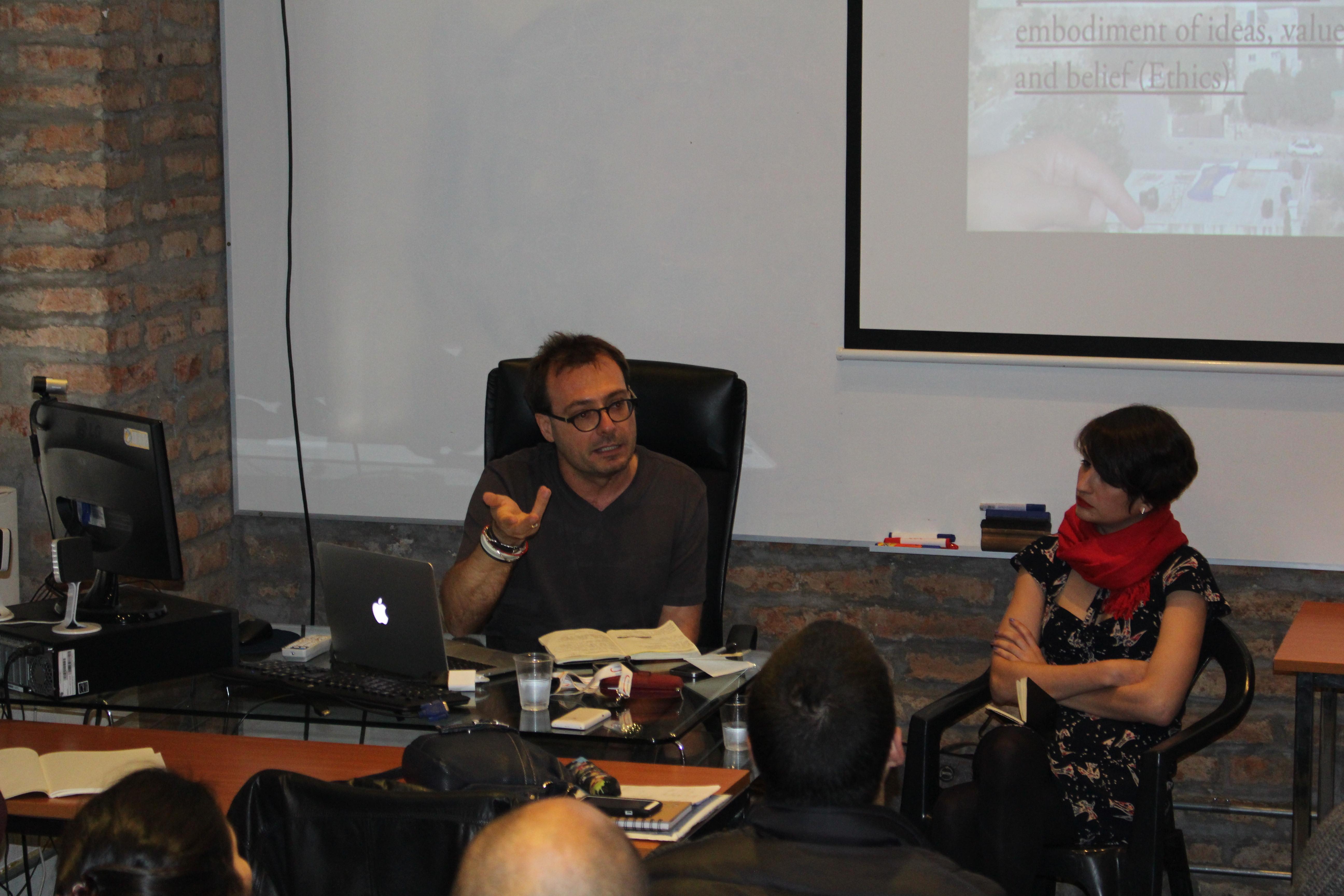 Camilo Boano y Camila Cociña durante la charla "¿El diseño participativo existe?".