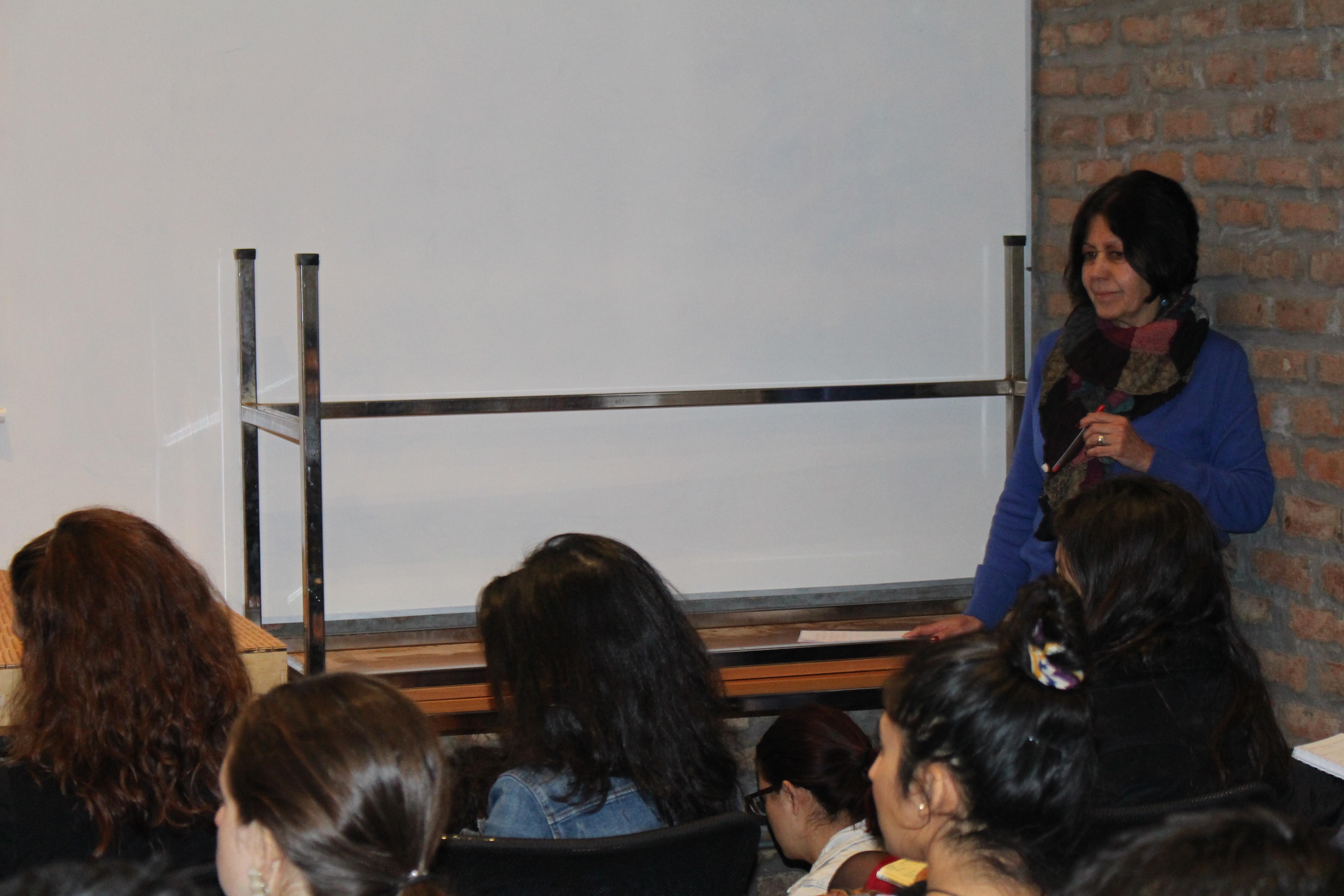 La académica Viviana Fernández organizó la charla "¿El diseño participativo existe?"