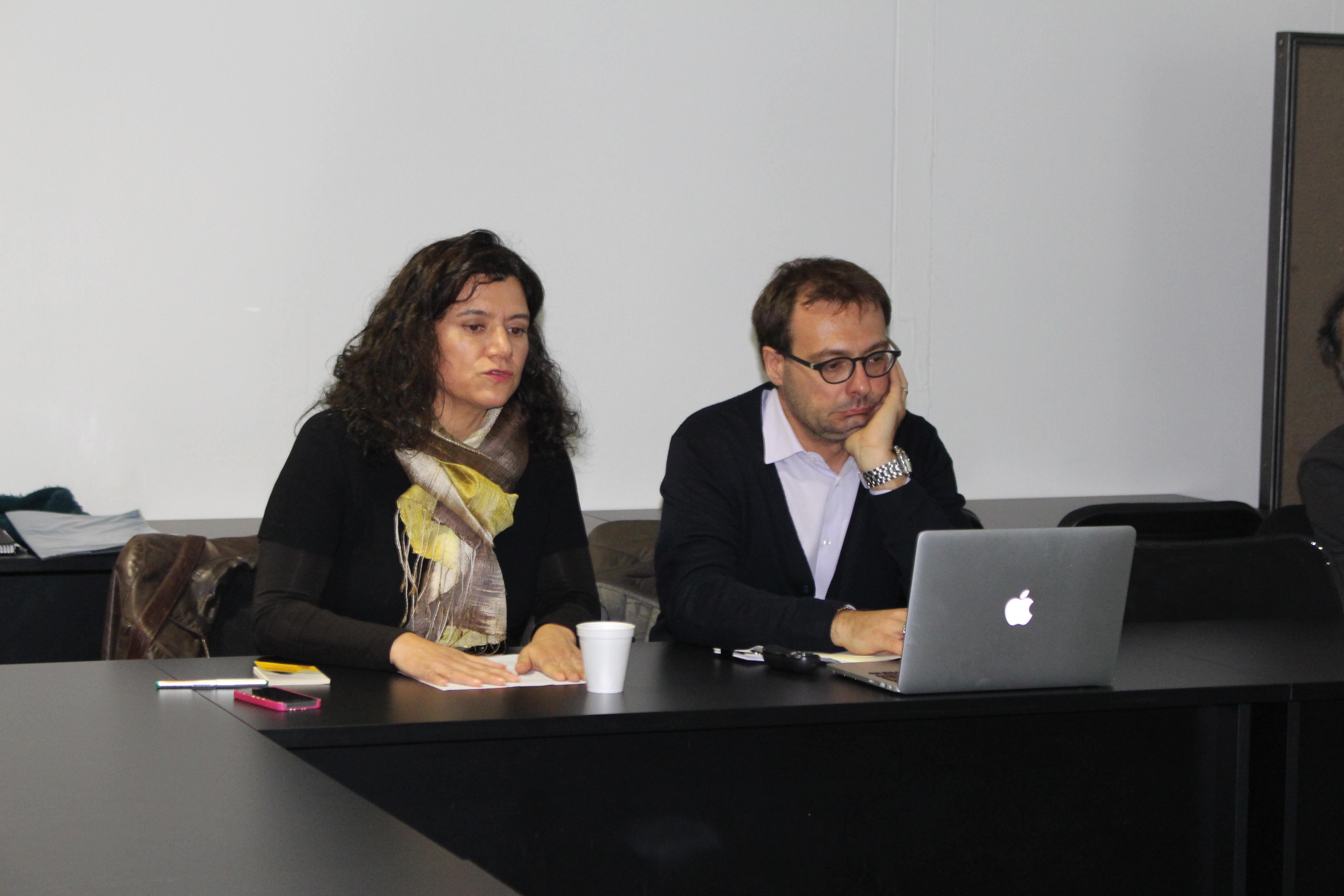 Académica Paola Jirón junto a Camilo Boano durante el Conversatorio D_FAU