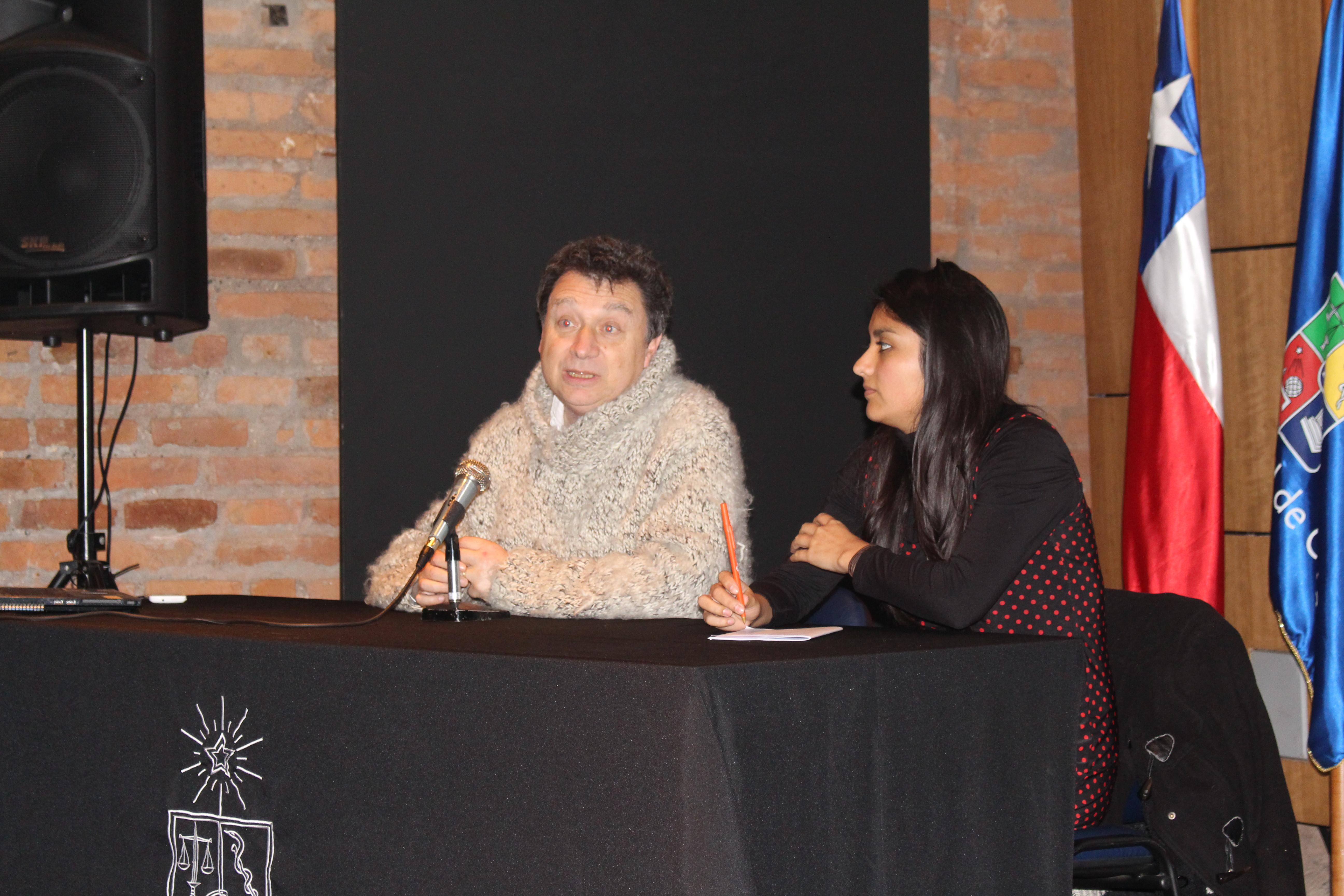 Profesor Juan Carlos Letelier, vicepresidente del Senado Universitario, junto a Camila Rojas, presidenta de la FECH.