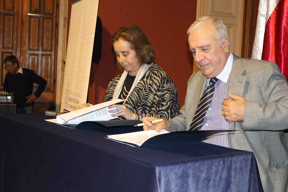 Decana Marcela Pizzi firmando convenio junto al alcalde Andrés Zarhi.