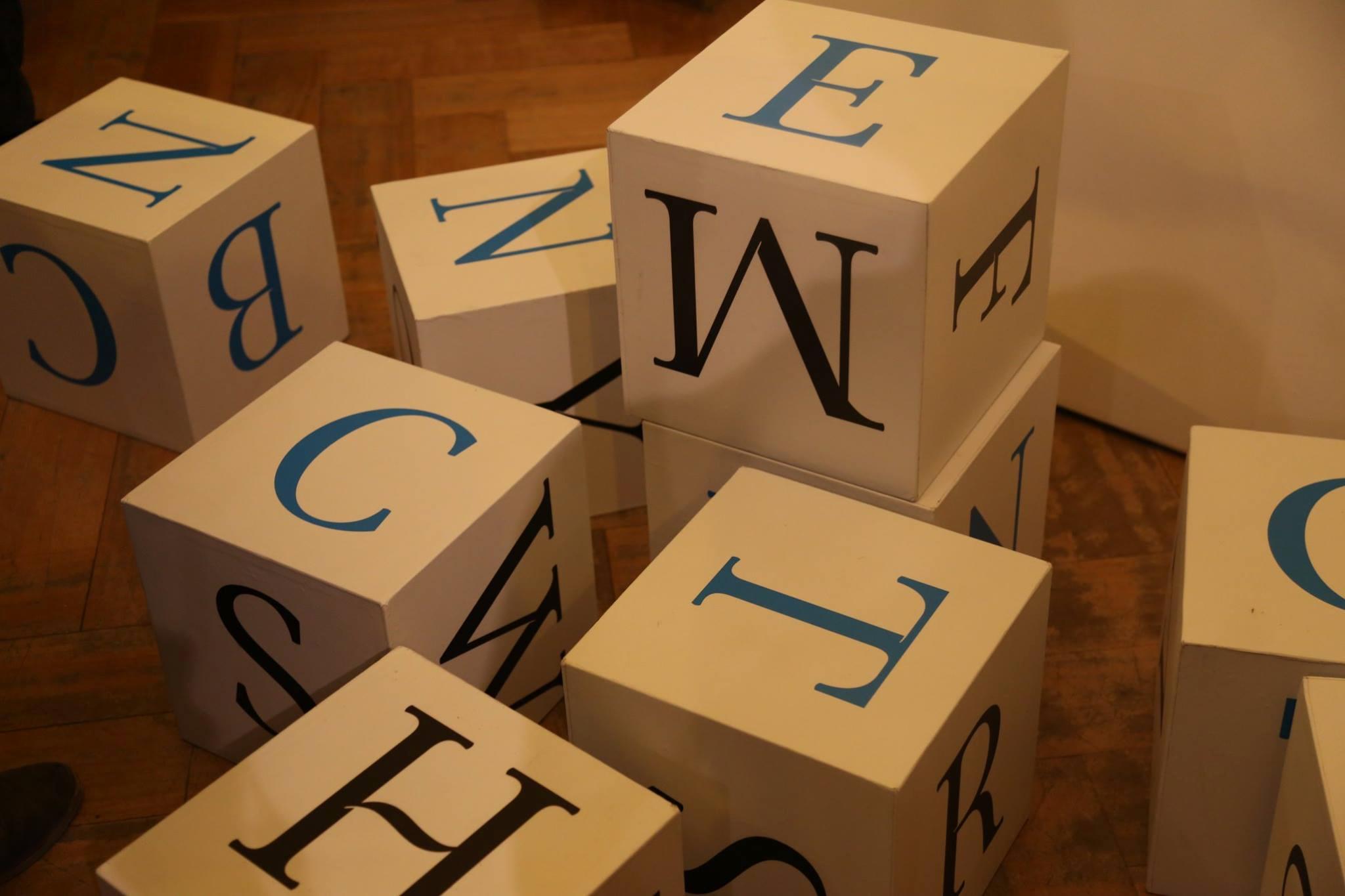 Algunas fuentes de la tipografía "Biblioteca" en cubos son parte de la exposición.
