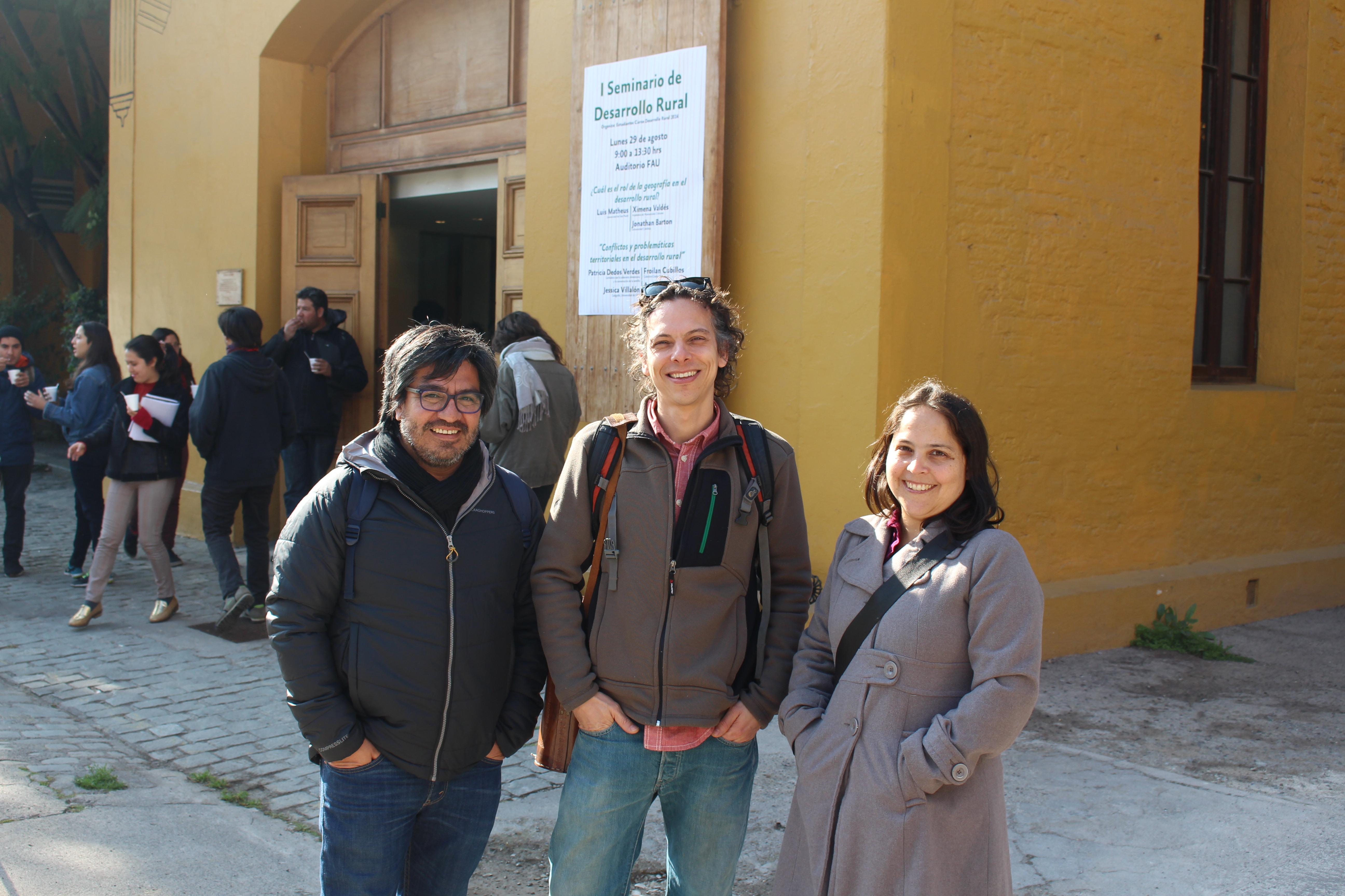 Profesor Enrique Aliste, el académico brasileño Luis Matheus y la profesora Beatriz Bustos.